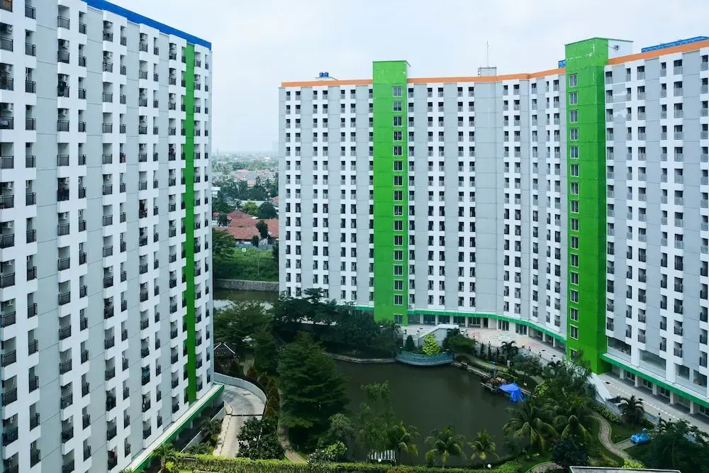 Parquette Studio Green Lake Apartment near Ciputat By Travelio