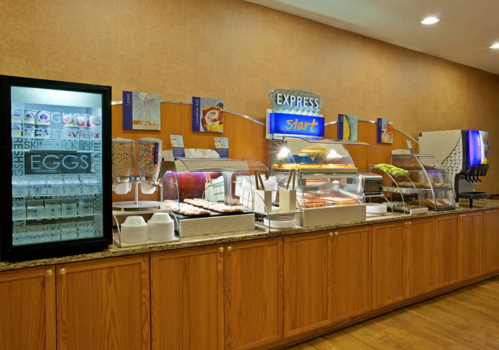 Holiday Inn Express Hotel & Suites Pittsburgh Airport by IHG