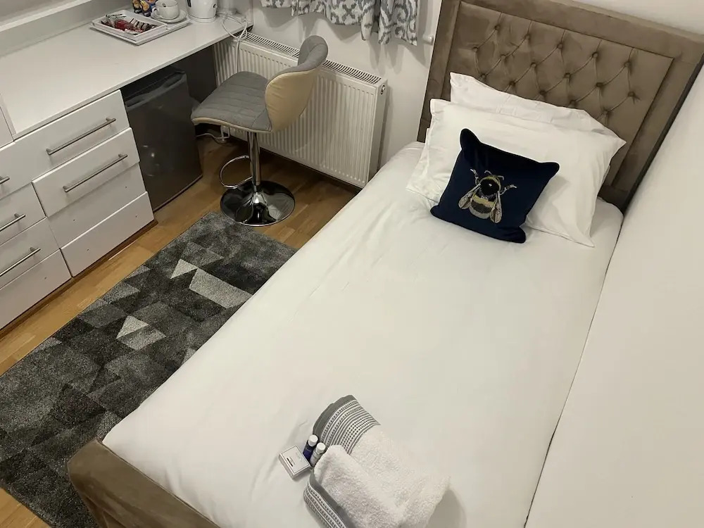 TJ Homes - Double room with Single Bed - 3 Min to Tube station - London