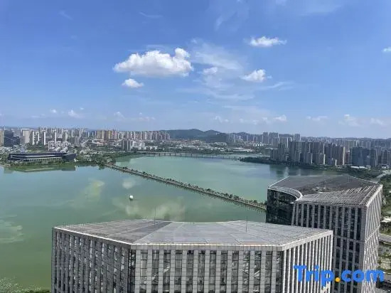 YUNDUOHotel (Jiangxia Living Room Metro Station EonMall Store)