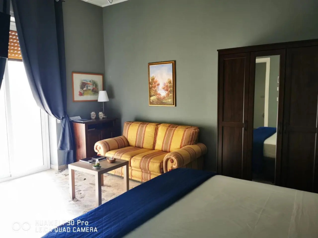 LARENA ROOM