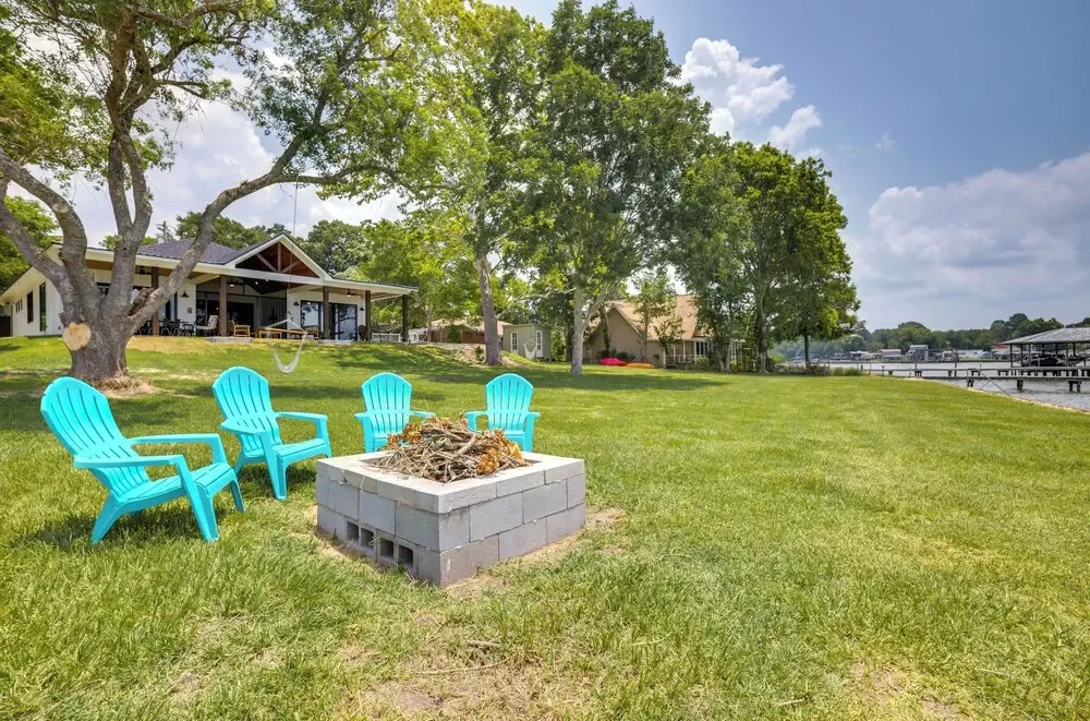 Lakefront Onalaska Home w/ Screened-in Porch!