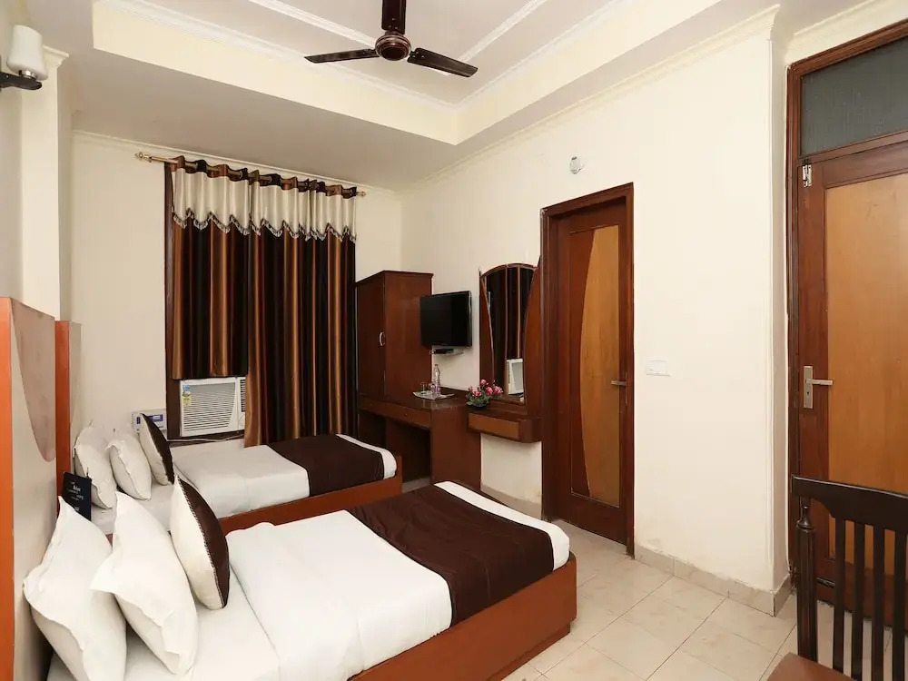 OYO 9765 Hotel Royal Queen