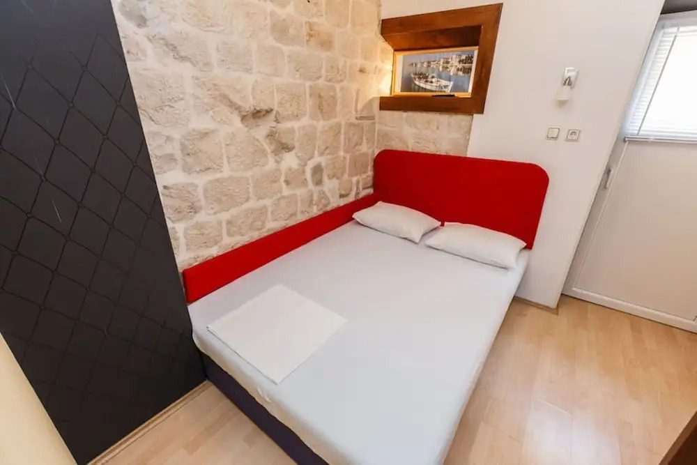 Lovely 1-bed Apartment With Patio in Kastel Stari