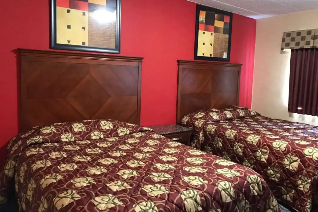 Travelodge by Wyndham Avenel Woodbridge