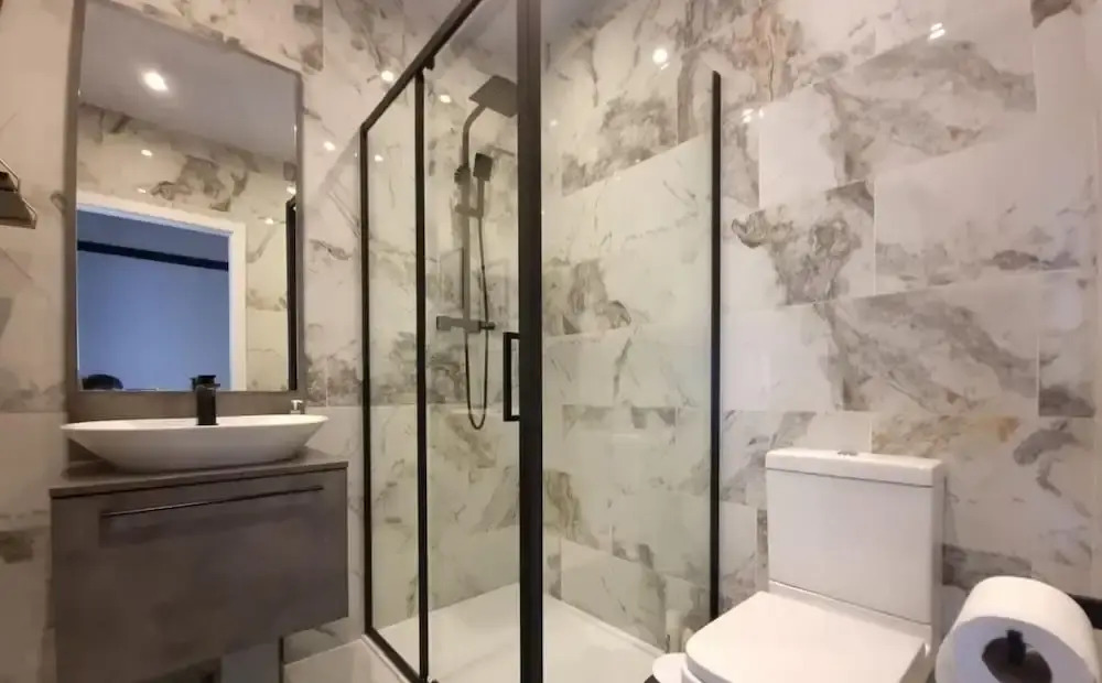 Stylish King Bed Suite - Family/ Contractor