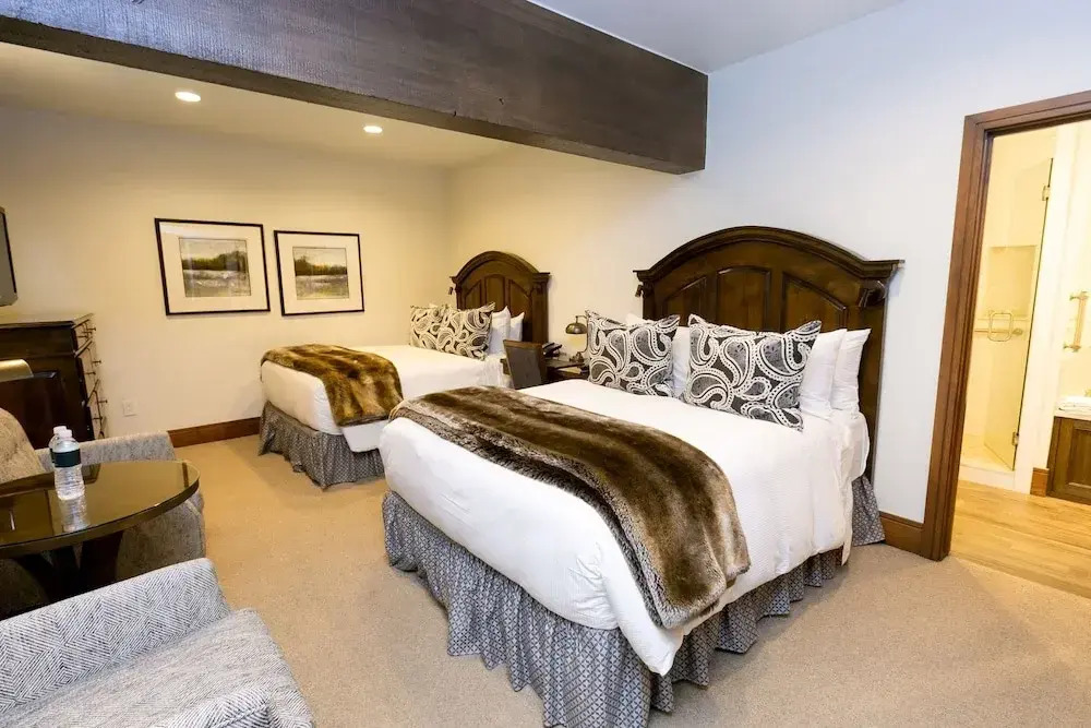 Luxury Four Bedroom Multi-Level Townhouse with Hot Tub
