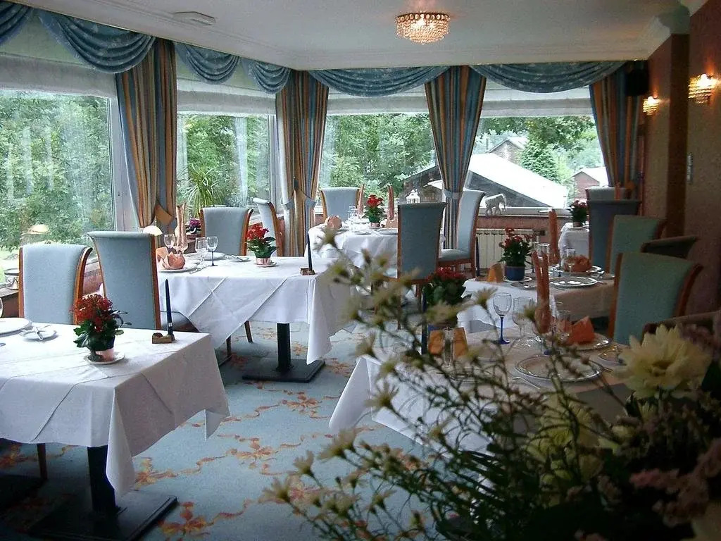 Hotels Aux Roches Fleuries