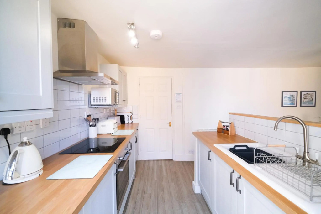 Elizabeth: Charming two bedroom apartment in centre of town