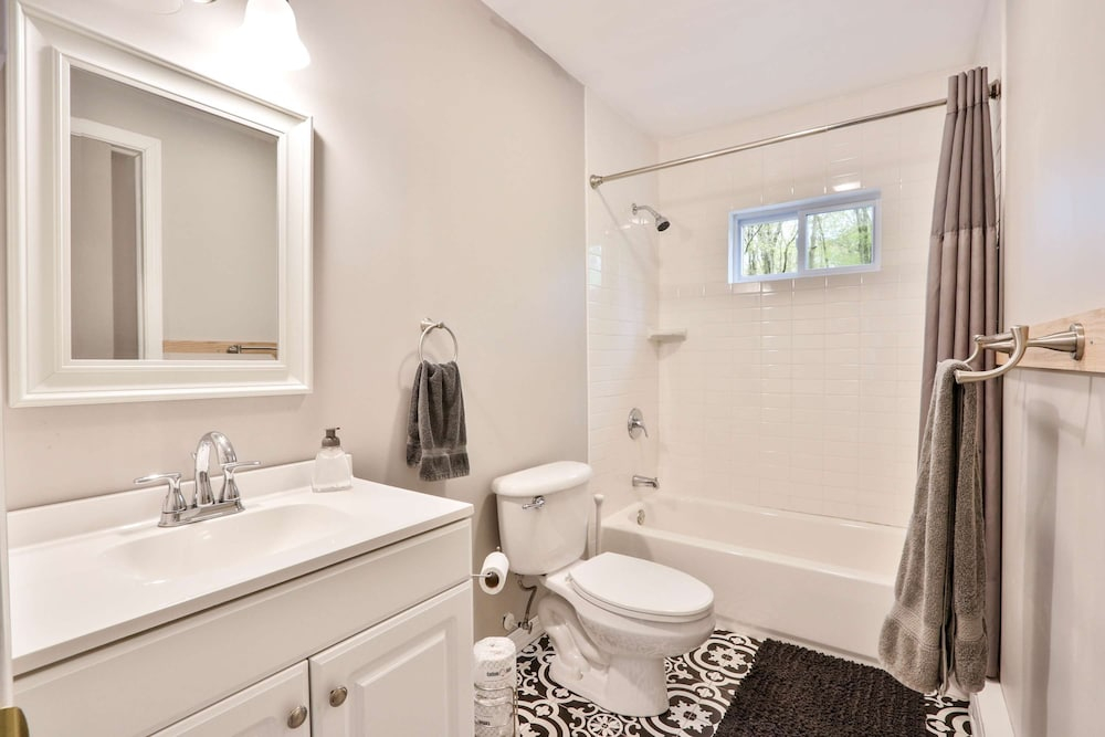 Charming Chalet w Hot Tub King Suite Dog Friendly