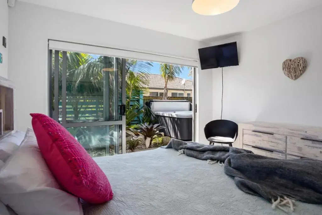 Gibson's Garage - Waihi Beach Holiday Home