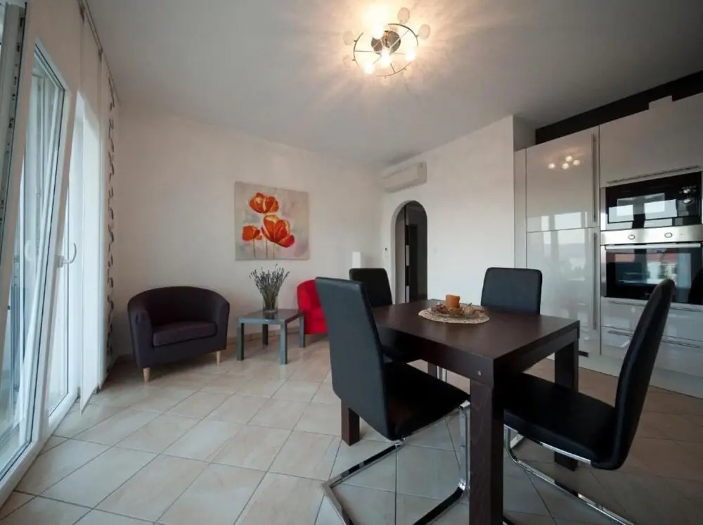 Ivy - Modern With Terrace - A1 Tulipan