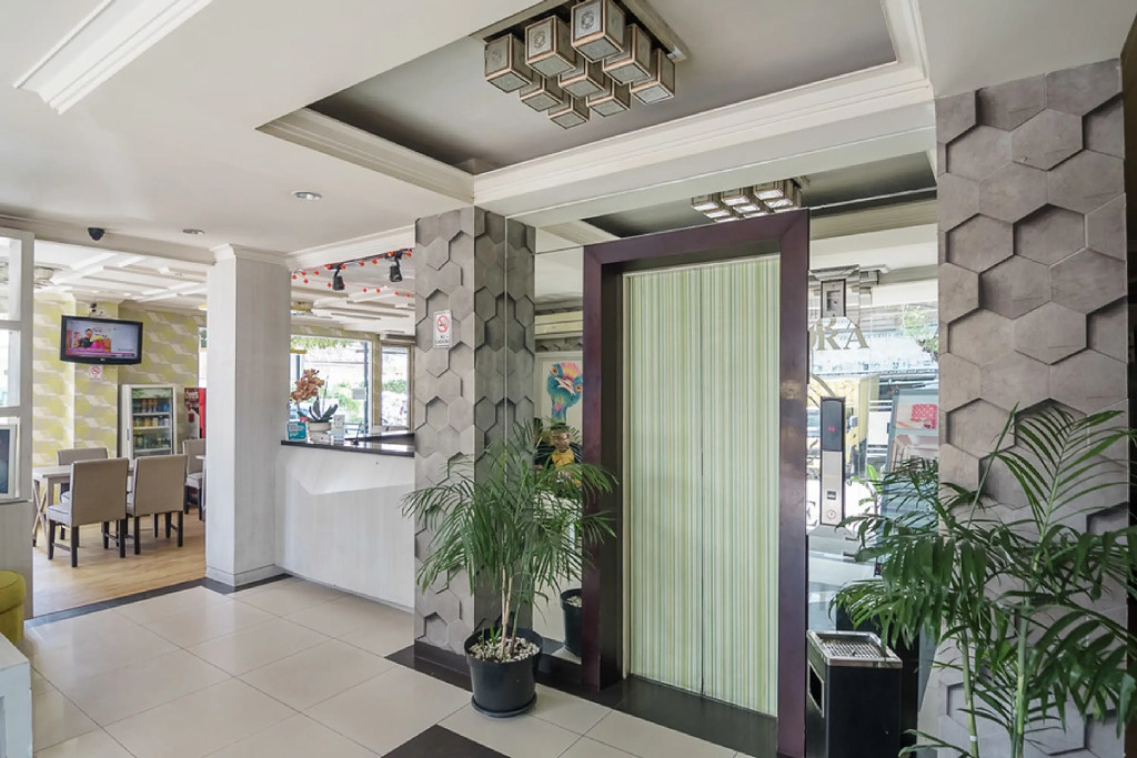 RedDoorz Plus near Mangga Besar Station 2