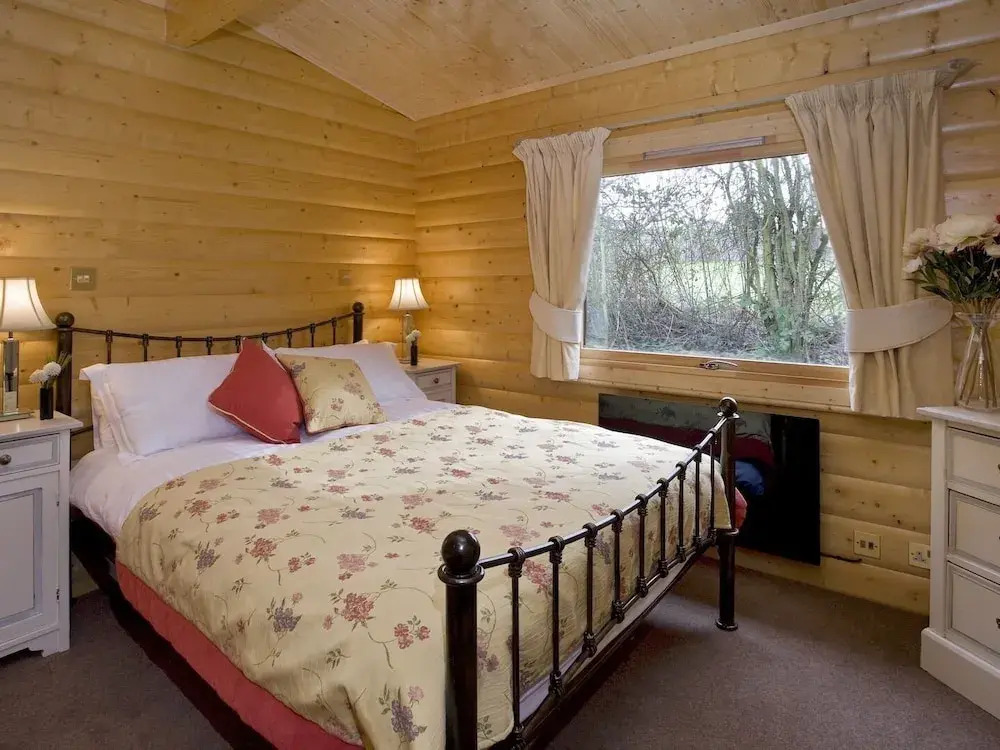 Cherbridge Lodges - Riverside lodges, short lets