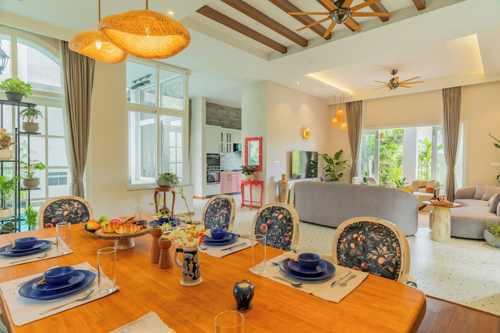 ELIVAAS Vacasa 5BHK PetFriendly & Pool