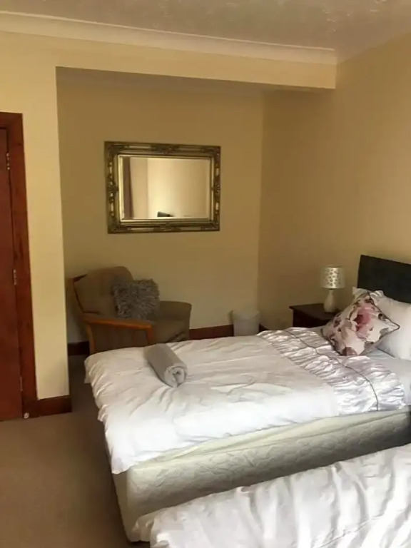 Prime location rooms in high street