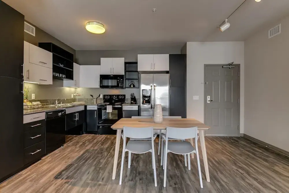 Walk to Beach 2-bdrm w/ Pool, Gym, Rooftop Lounge