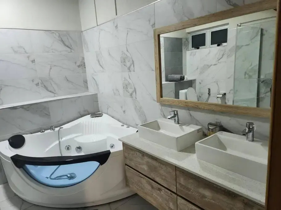 luxury cheerful 4 bedrooms villa in Calodyne
