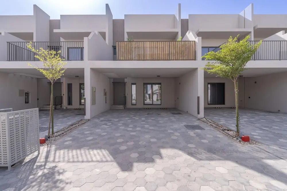 Free housekeeping visits during your stay - StayShort - Classy 4-Bedroom Villa With Spacious Balcony in Nad Al Sheba