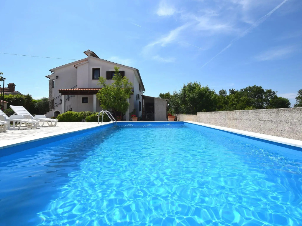Lovable Apartment, Pool With Deckchairs, Fenced Garden With Grill, Wifi and Airco