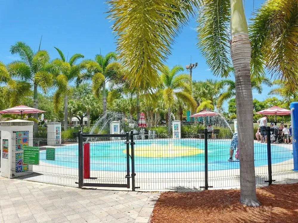 Idyllic Condo With Brief Walk to Beach and Restaurants