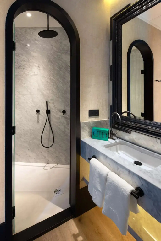 Hotel Montera Madrid, Curio Collection By Hilton