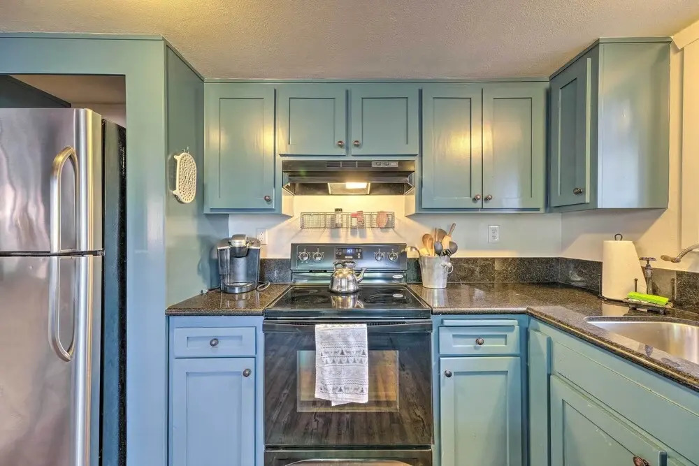 Walk Downtown: Arnold Cabin w/ Large Deck!