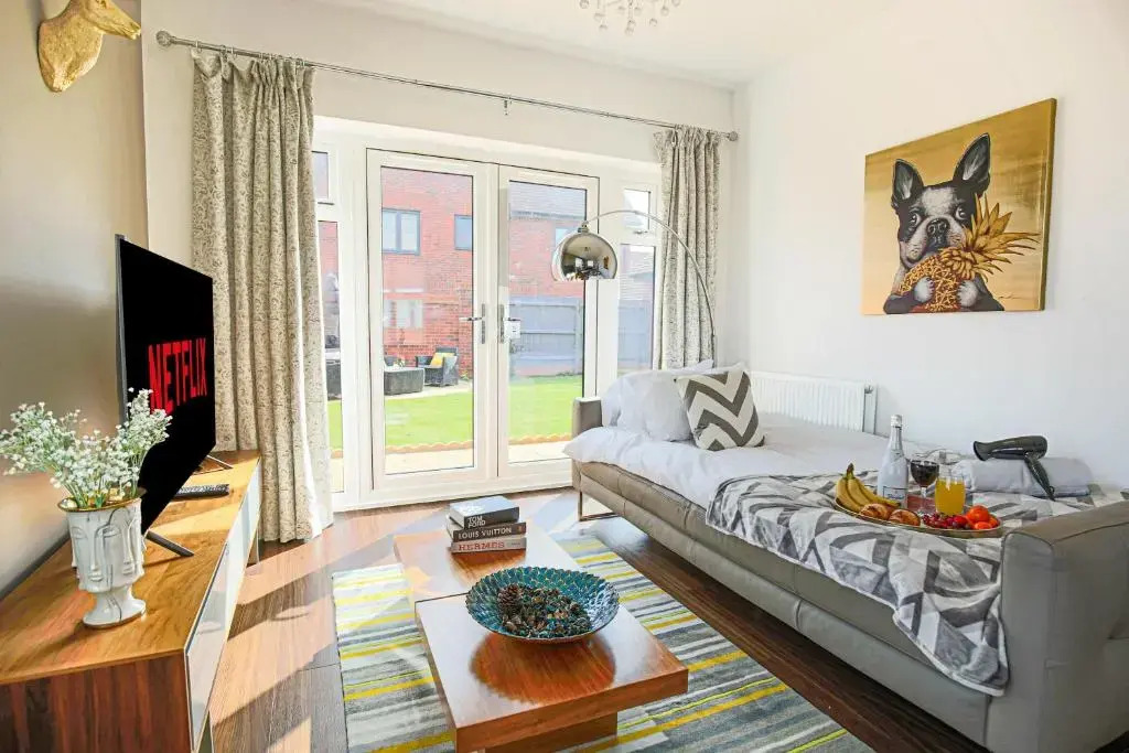 Luxury House with Pool Table, Smart TVs, Garden and Free Parking by Yoko Property
