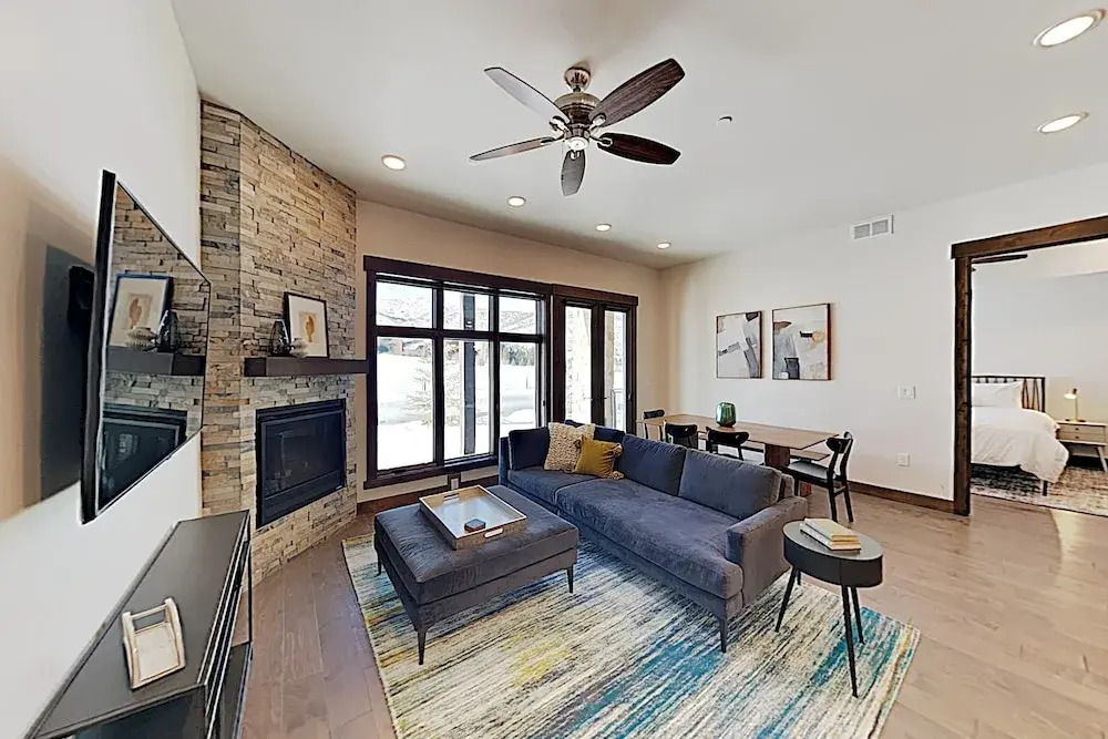 New Listing! Blackstone All-suite W/ Pool & Gym 2 Bedroom Condo
