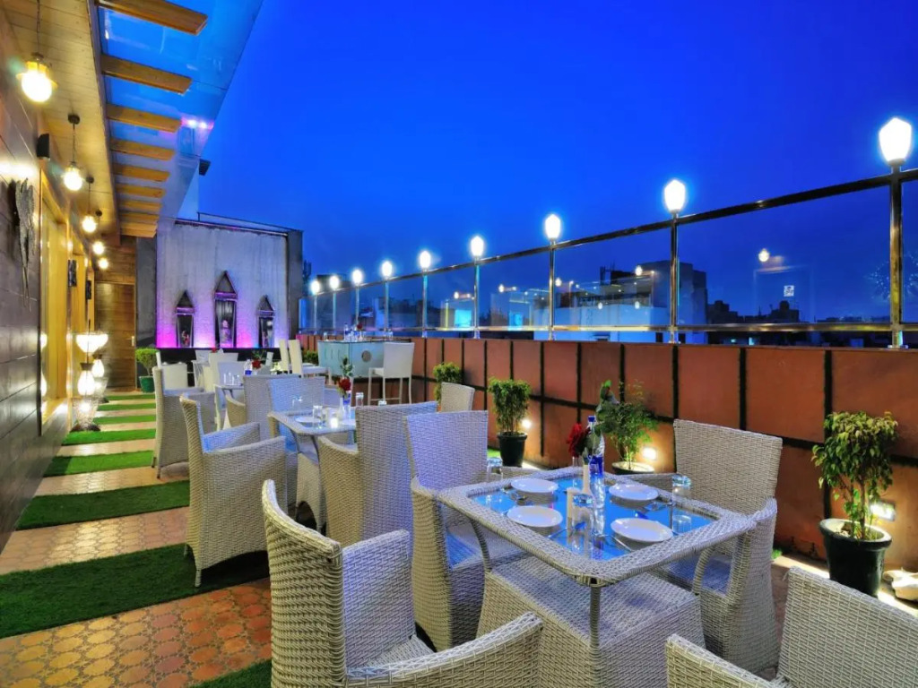 The Gold Regency - 02 Mins from New Delhi Railway Station
