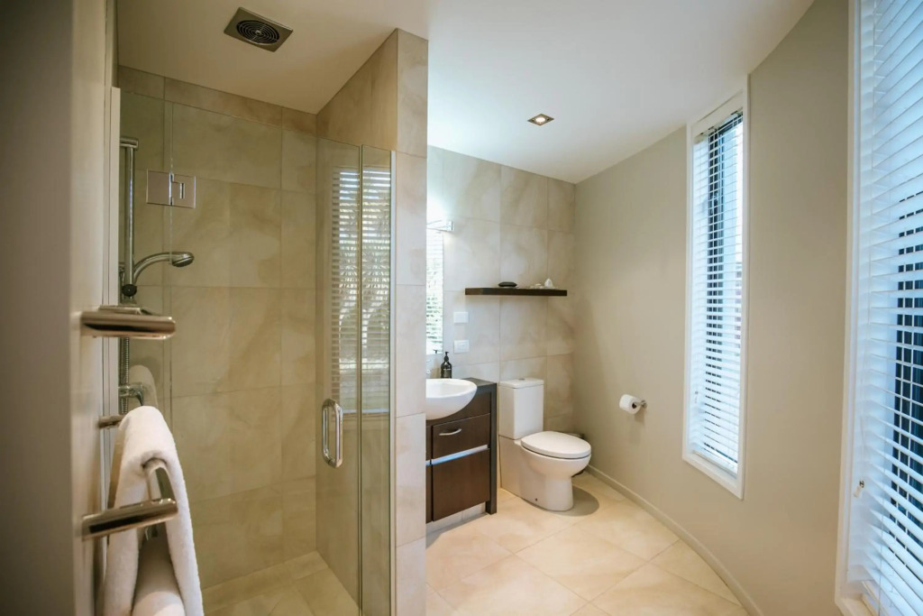 Mt Gold Retreat - Sleeps 8 - Spa Pool - Tennis Court