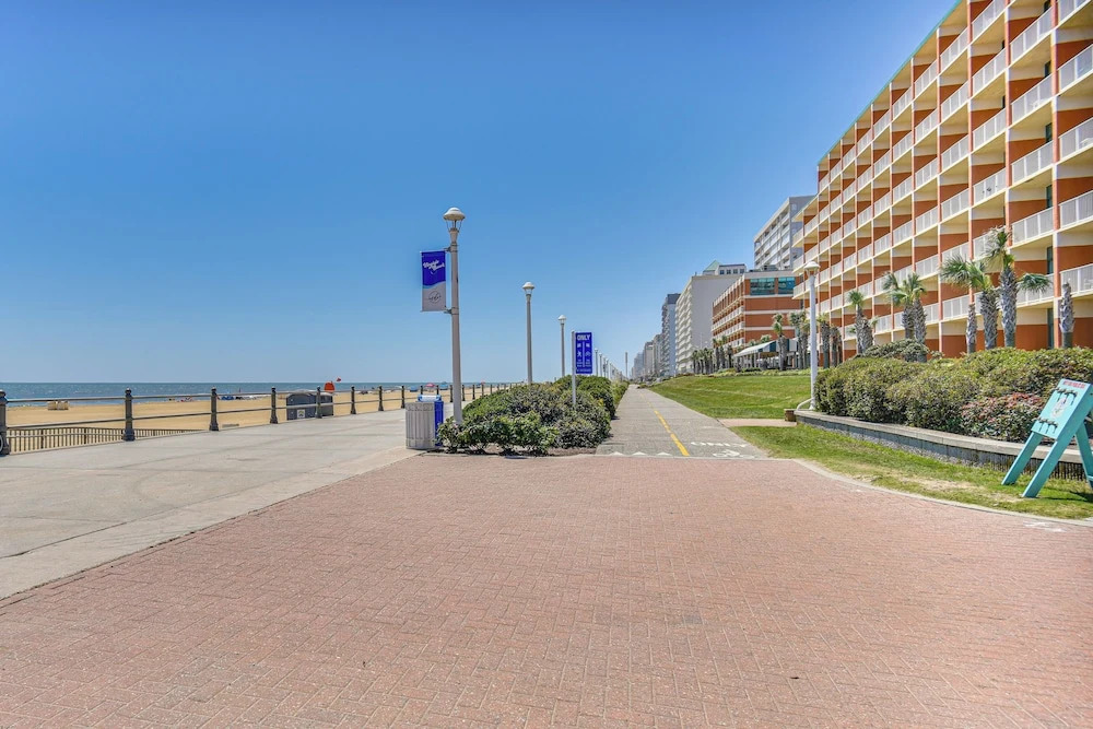 Colorful Virginia Beach Studio - Steps to Beach!