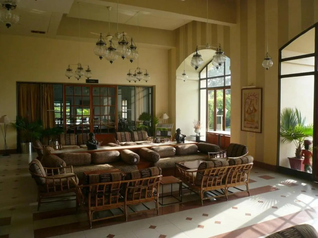 Hotel Paras
