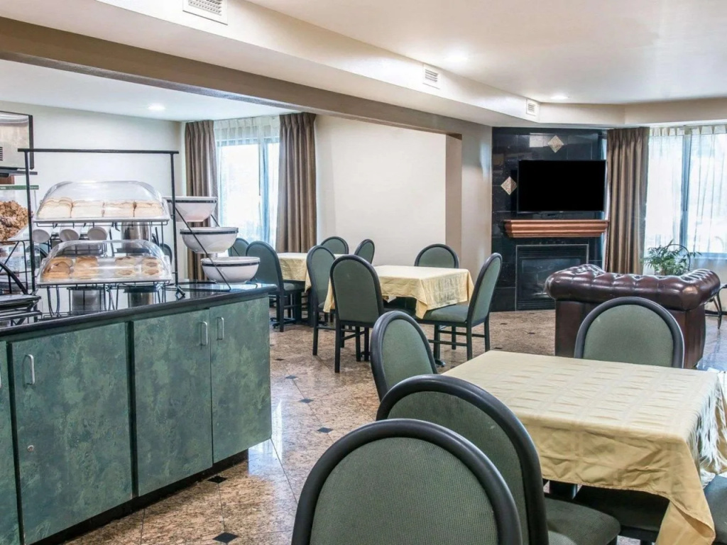 Comfort Inn & Suites Taylor - Detroit