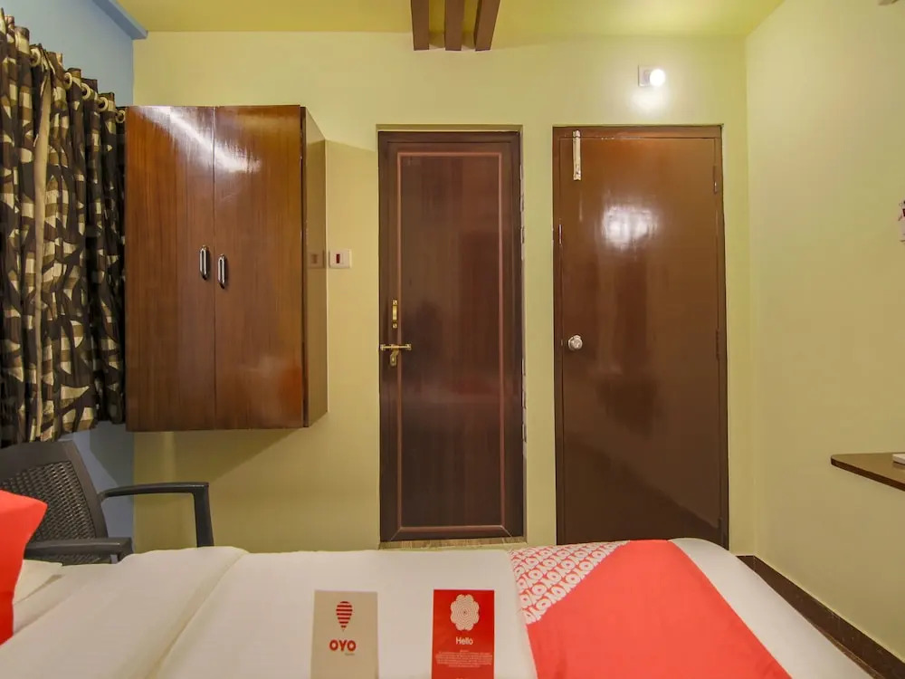 OYO 10711 Hotel NSNR Residency
