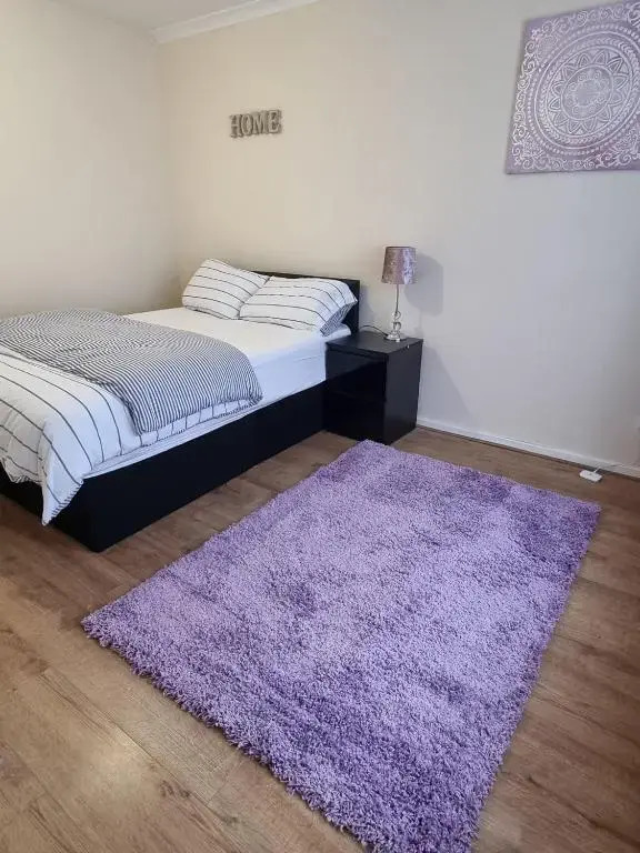 Elegant Home in Dagenham with free wi fi & free parking