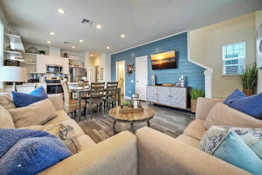 2 Homes in Old Town by Avantstay Sleeps 19, Pool, Newly Built Walk to Eats, Music, & More