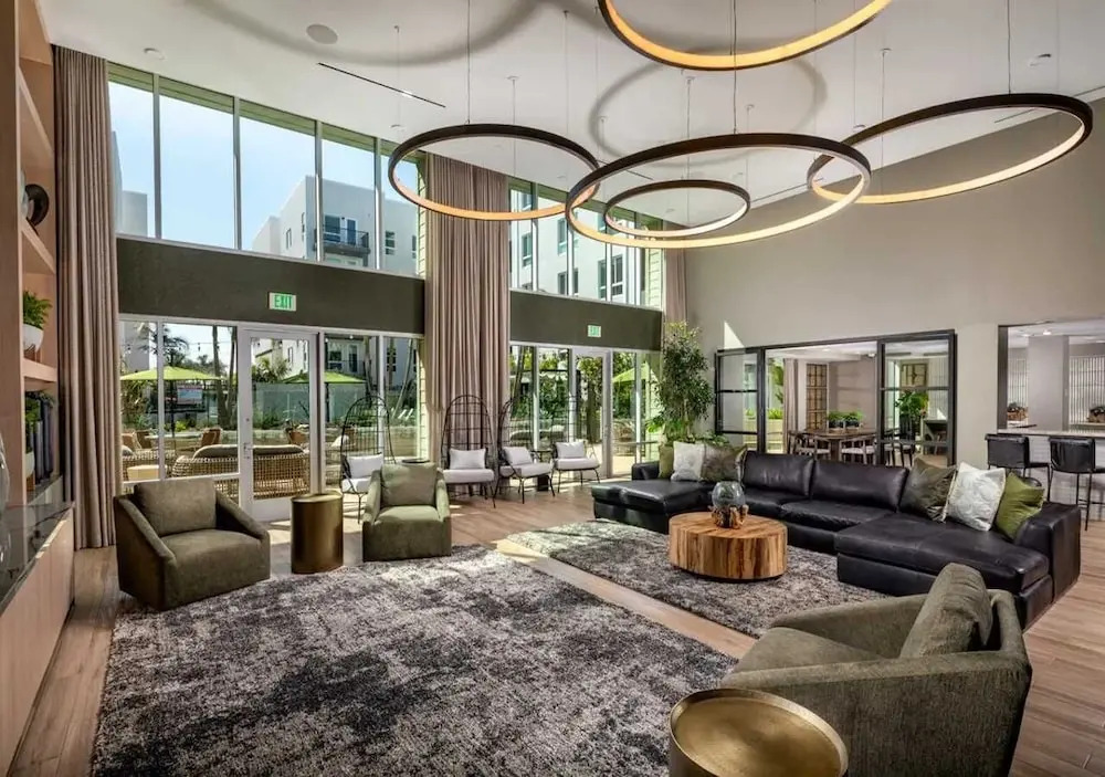Chic Stay 10min to Disneyland w Pool Gym Parking