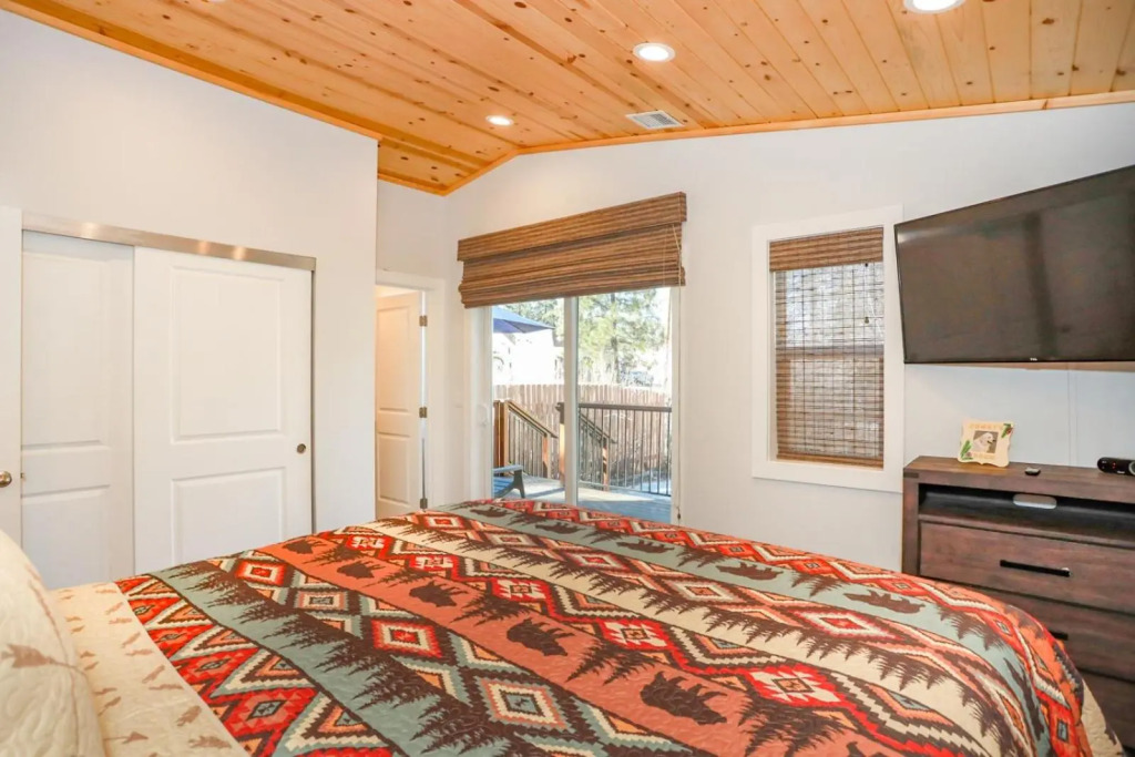 Comets Cabin 3 Bedroom Home by RedAwning
