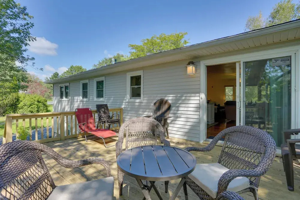 Kiamesha Lake Home w/ Deck: 4 Mi to Resorts World!