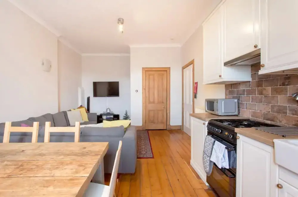 Spacious Traditional 3 Bedroom Flat in New Town
