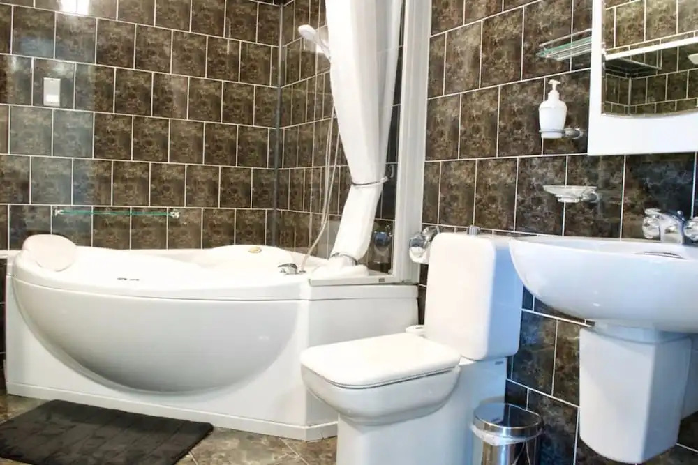 3 Bedroom Flat With Free Parking Sleeps 6
