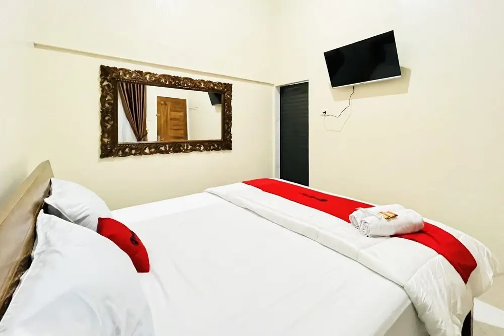 RedDoorz @ Gunari Guest House Merek Karo