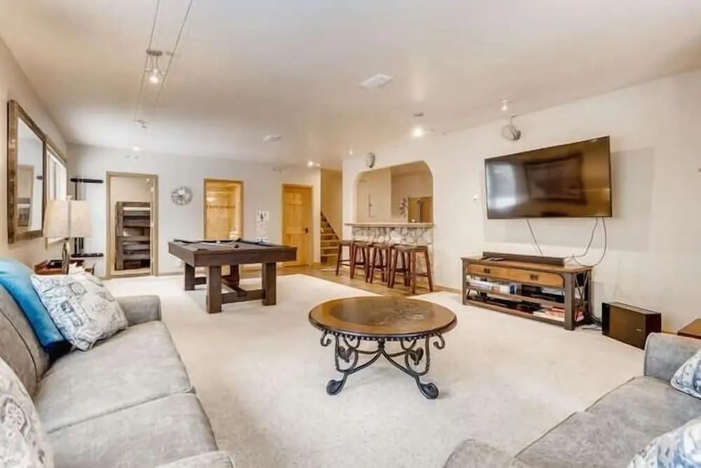 Perfect For Your Family Vacay With Private Hot Tub! 4 Bedroom Home by RedAwning
