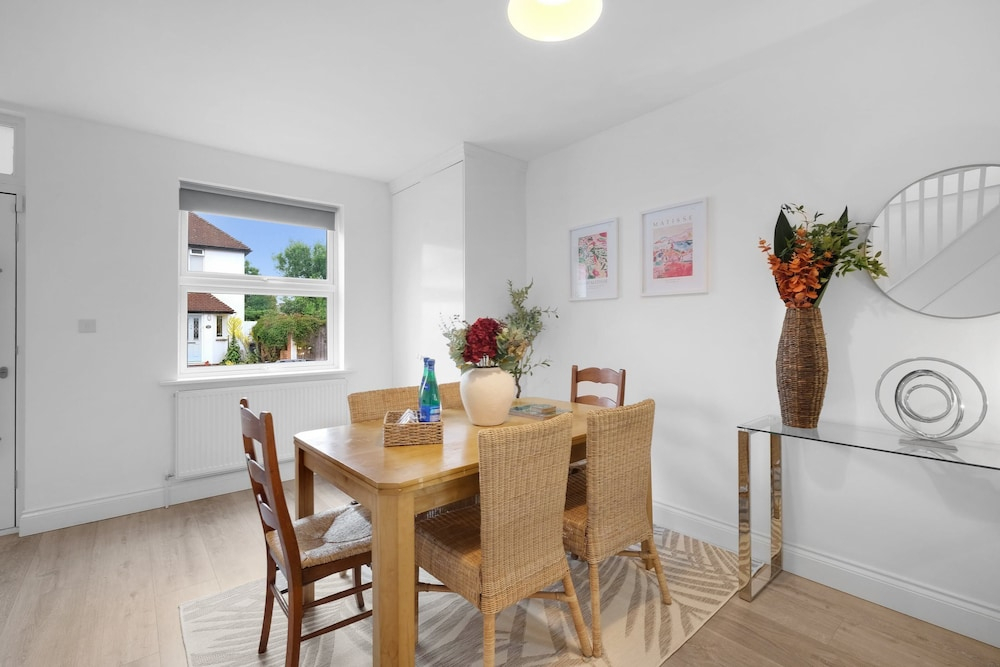 Stylish 4 Bedroom, 2.5-Bath Home in Borehamwood