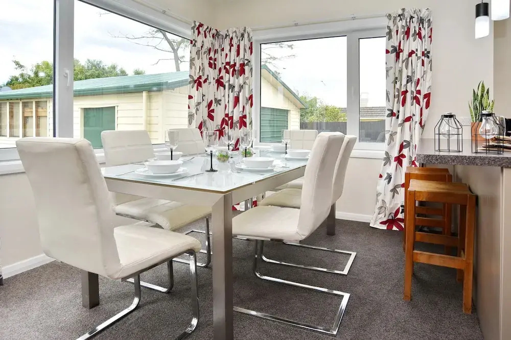 Room to spread out - fenced lawn, pets welcome - Weston Villa