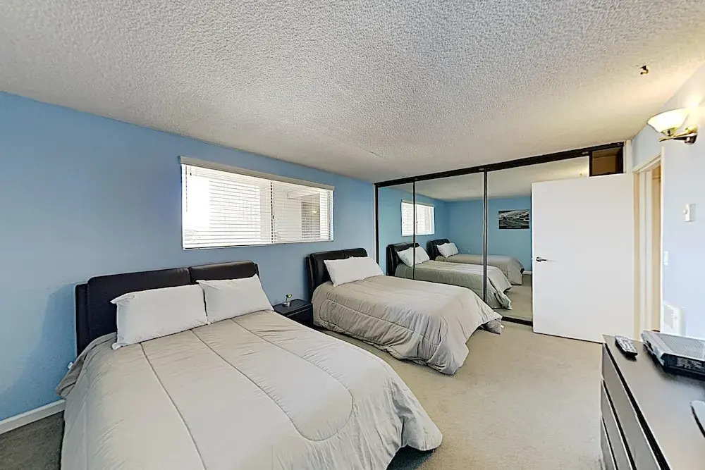 New Listing! Oceanfront Pacific Beach 1 Bedroom Condo
