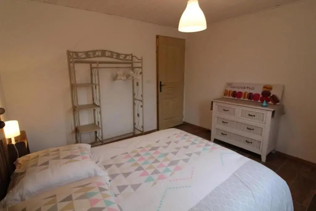 Logement, rez-de-jardin d’une maison, orée du bois