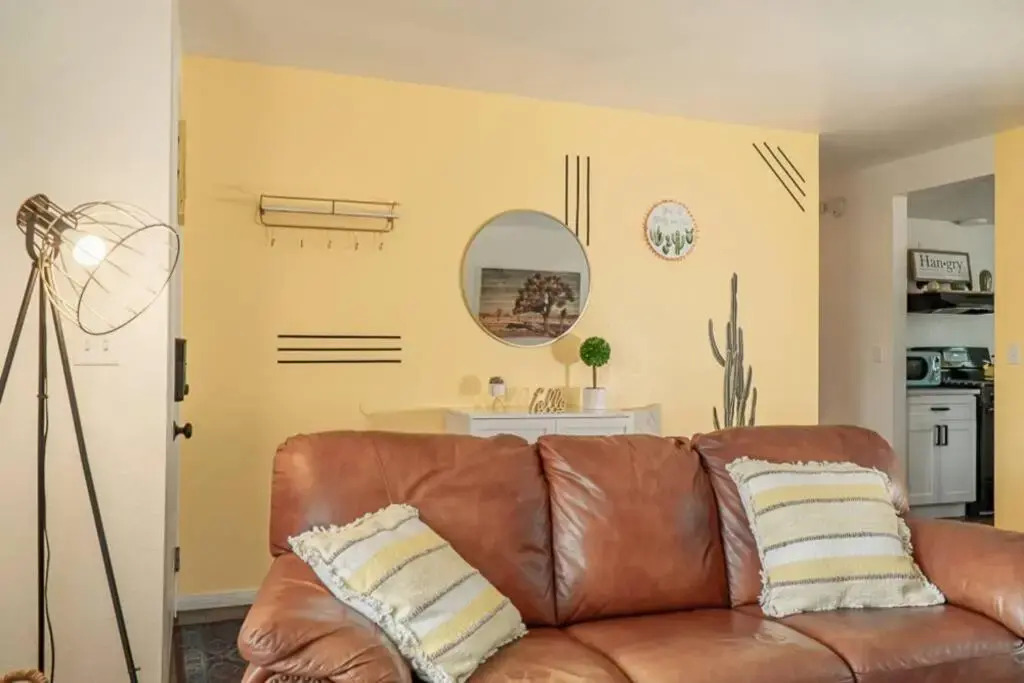 New! JT SUNSHINE HOUSE Cozy, Artsy & Comfy, Dog Friendly, 3BD