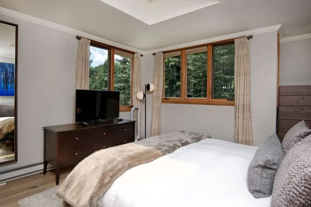 Snowmass 2 Bedroom Private Outdoor Hot Tub by iTrip Aspen Snowmass